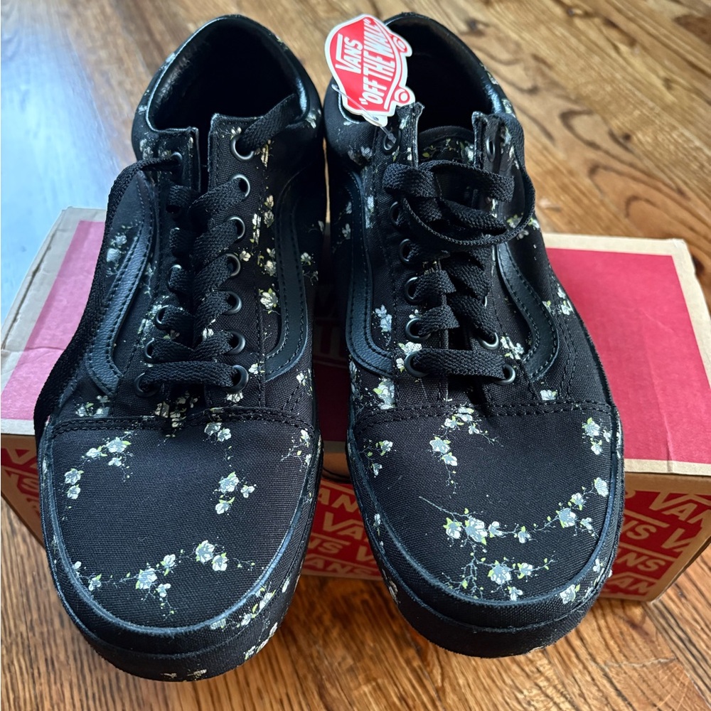 NWT Vans Old Skool sneaker in midnight Floral. Women’s 8.5/Men’s 7.